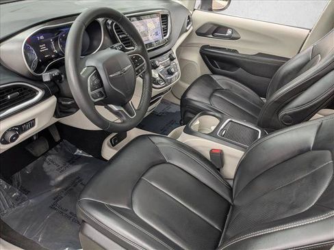 Used 2023 Chrysler Pacifica Touring-L FWD image 10