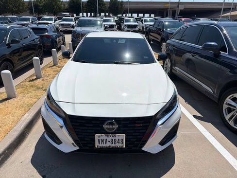 Used 2023 Nissan Altima 2.5 SR FWD image 2