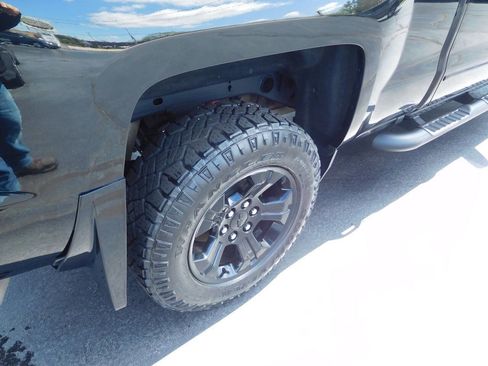 Used 2018 Chevrolet Silverado 1500 LT w/ Midnight Edition AWD/4WD image 13