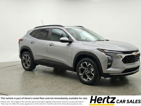 Used 2025 Chevrolet Trax LT FWD image 1