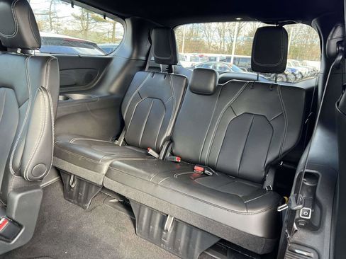 Used 2025 Chrysler Pacifica Select w/ Uconnect Theater Family Group image 17