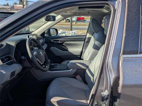 Used 2020 Toyota Highlander XLE image 17