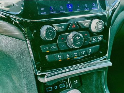 Used 2020 Jeep Grand Cherokee Altitude RWD image 18