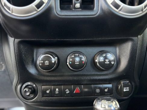 Used 2013 Jeep Wrangler Unlimited Rubicon w/ Connectivity Group AWD/4WD image 27