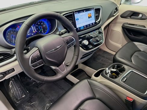 Used 2023 Chrysler Pacifica Touring-L FWD image 7