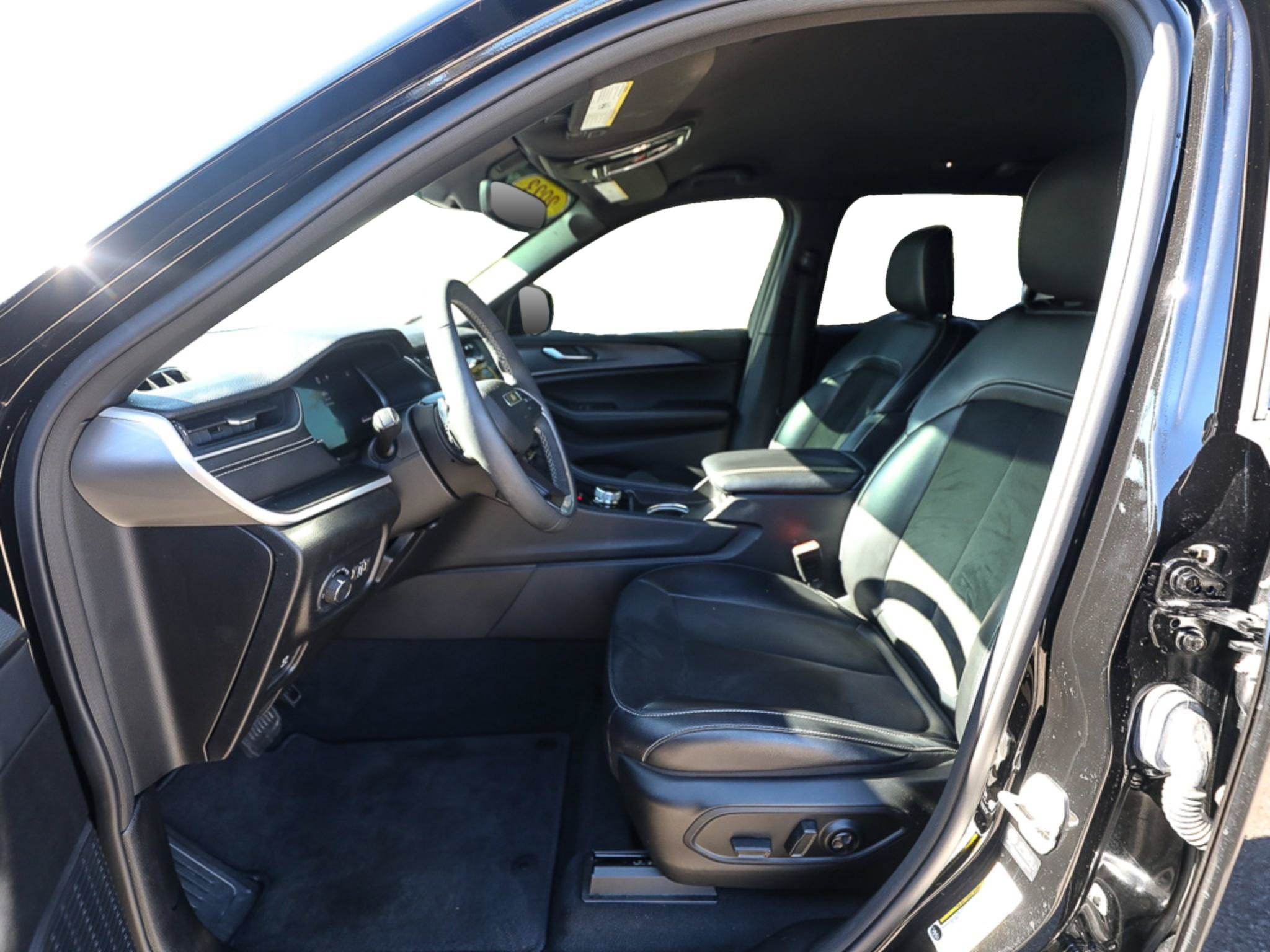 Used 2023 Jeep Grand Cherokee L Laredo AWD/4WD image 12