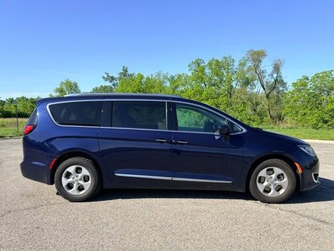 Used 2017 Chrysler Pacifica Touring-L Plus FWD image 6