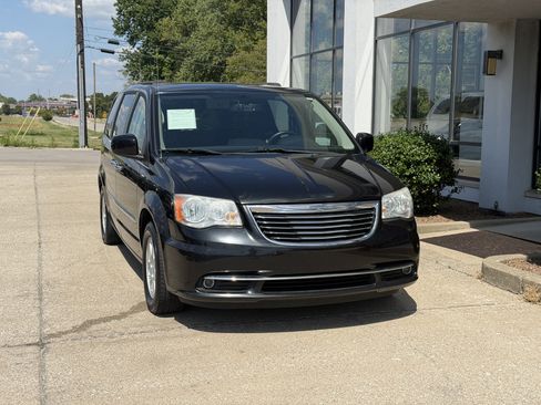 Used 2012 Chrysler Town & Country Touring w/ Entertainment Group #1 FWD image 19