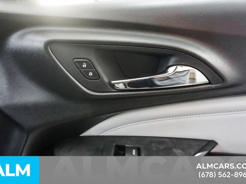 Used 2025 Chevrolet Trax LT FWD image 42