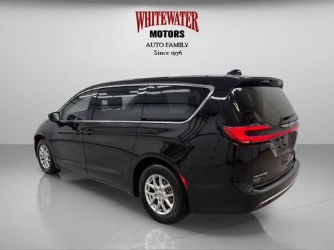 Used 2024 Chrysler Pacifica Touring-L FWD image 2
