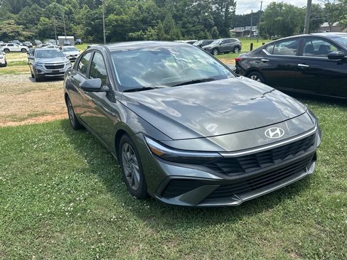 Used 2024 Hyundai Elantra SEL FWD image 3