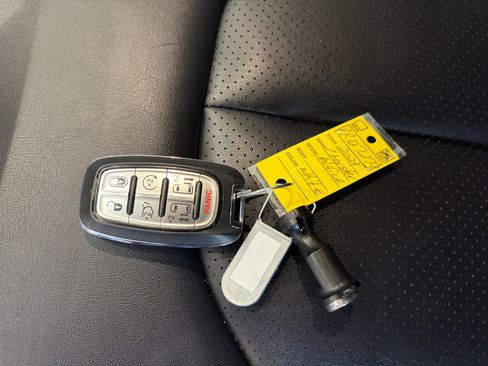 Used 2024 Chrysler Pacifica Limited FWD image 31