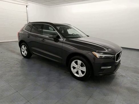 Used 2022 Volvo XC60 B5 Momentum image 2