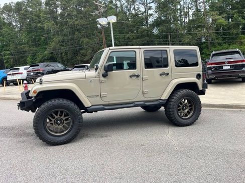 Used 2018 Jeep Wrangler Unlimited Sahara AWD/4WD image 36