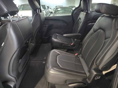 Used 2025 Chrysler Pacifica Select FWD image 16