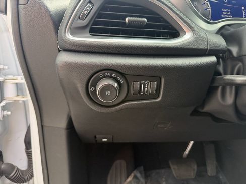 Used 2025 Chrysler Pacifica Limited FWD image 18