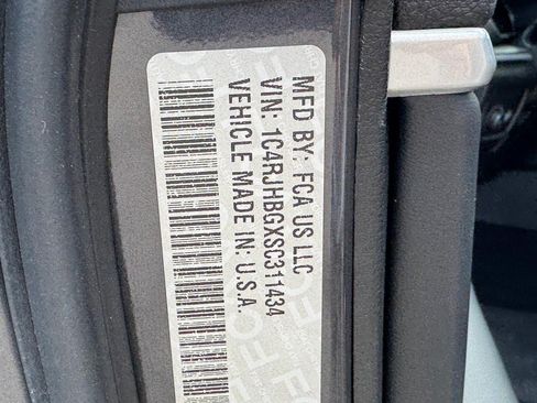 Used 2025 Jeep Grand Cherokee Limited AWD/4WD image 28