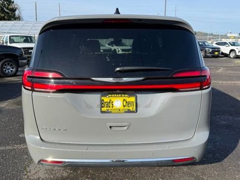 Used 2025 Chrysler Pacifica Select image 5