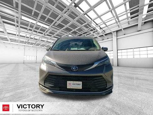 Used 2024 Toyota Sienna XLE image 8