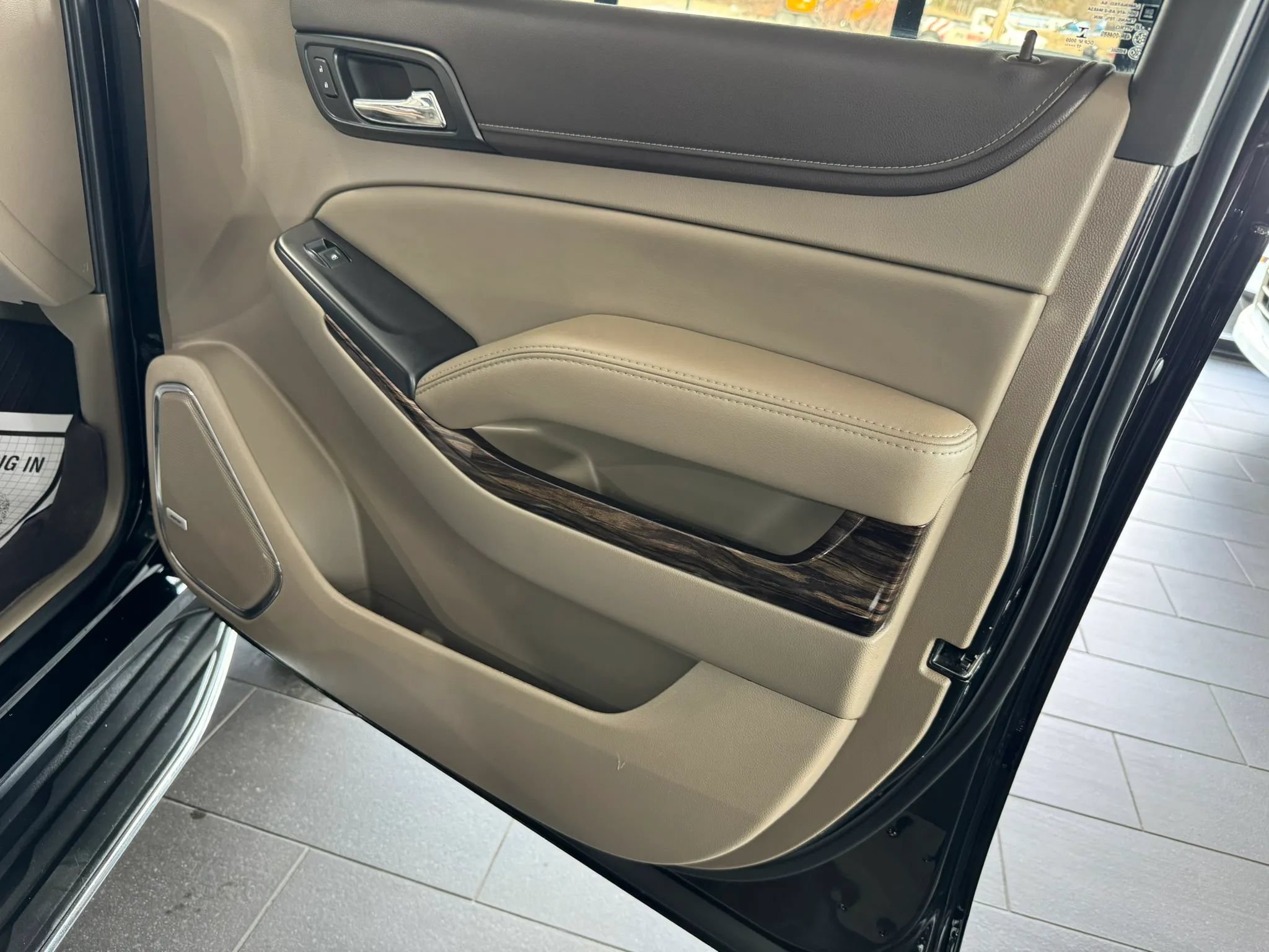 Used 2017 GMC Yukon SLT AWD/4WD image 30