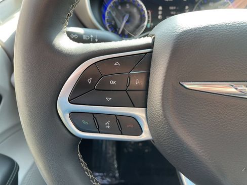 Used 2024 Chrysler Pacifica Touring-L FWD image 27
