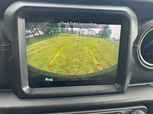 Used 2021 Jeep Wrangler Unlimited Sahara AWD/4WD image 30