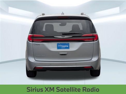 Used 2021 Chrysler Pacifica Touring-L FWD image 5
