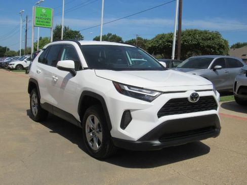 Used 2025 Toyota RAV4 XLE image 4