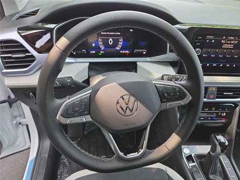 New 2025 Volkswagen Taos SE image 18