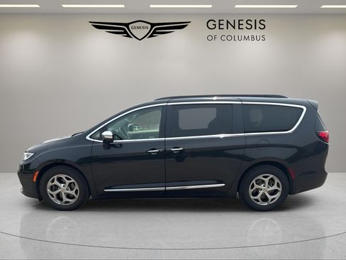 Used 2023 Chrysler Pacifica Limited FWD image 2