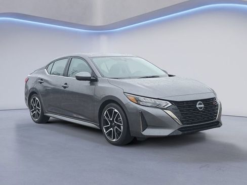 Used 2025 Nissan Sentra SR w/ SR Premium Package image 2