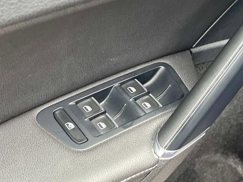 Used 2015 Volkswagen Golf R 4-Door image 18