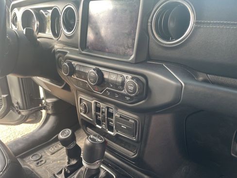 Used 2019 Jeep Wrangler Unlimited Sahara image 24