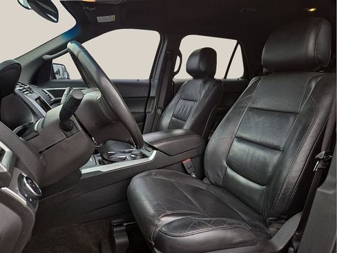 Used 2014 Ford Explorer XLT w/ Equipment Group 202A AWD/4WD image 14