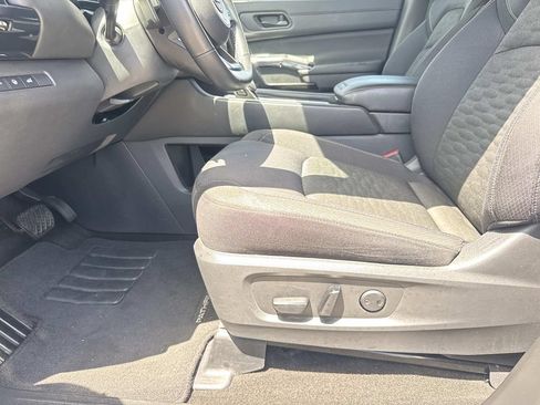 Used 2025 Nissan Pathfinder SV FWD image 16