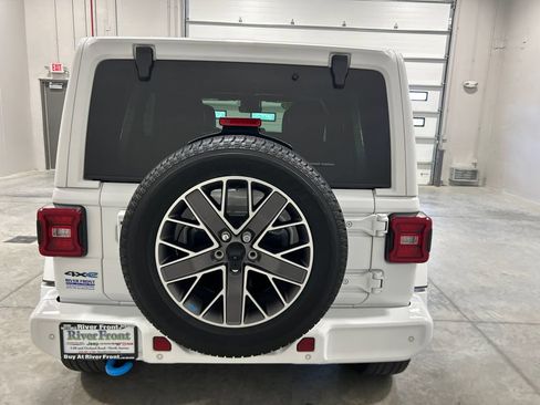 Used 2022 Jeep Wrangler Unlimited Sahara AWD/4WD image 7