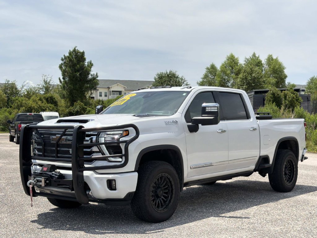 Used 2024 Chevrolet Silverado 2500 High Country w/ High Country Premium Package AWD/4WD image 3