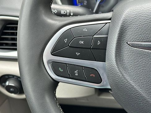 Used 2023 Chrysler Pacifica Touring-L FWD image 26