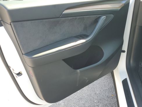 Used 2024 Tesla Model Y Long Range image 18