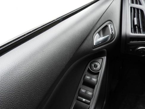 Used 2018 Ford Focus SE FWD image 18