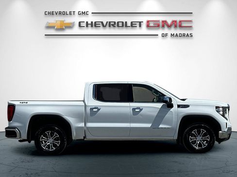 Used 2024 GMC Sierra 1500 SLT image 2