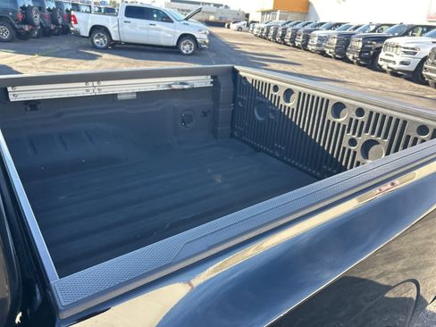 Used 2024 Nissan Frontier SL image 16