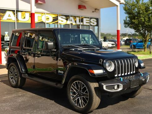 Used 2023 Jeep Wrangler Unlimited Sahara w/ Cold Weather Group AWD/4WD image 3