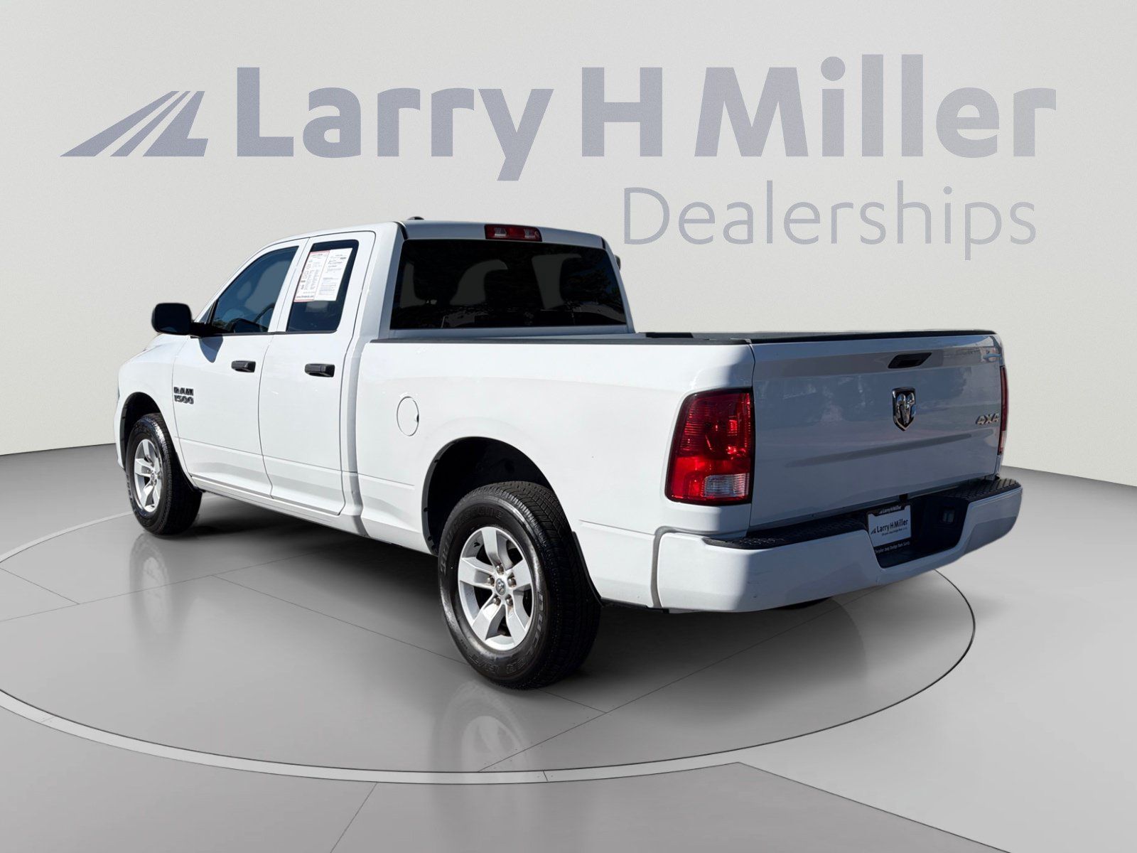 Used 2017 RAM 1500 Express AWD/4WD image 3
