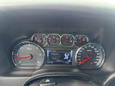 Used 2018 Chevrolet Suburban LT RWD image 11