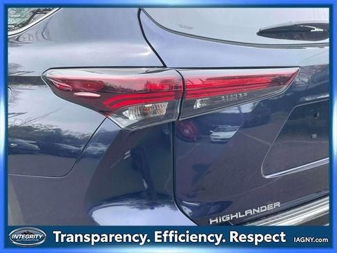 Used 2024 Toyota Highlander Platinum FWD image 11