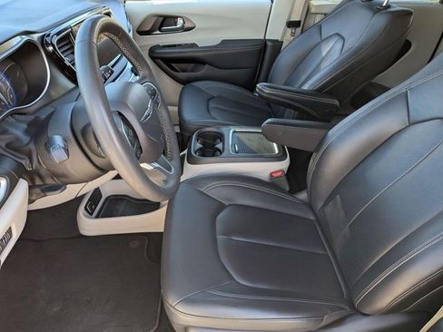 Used 2024 Chrysler Pacifica Touring-L image 11