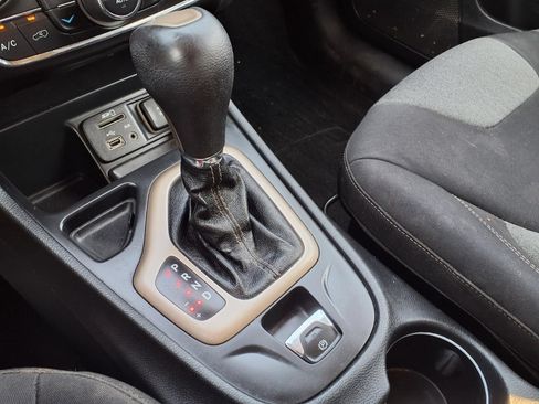 Used 2014 Jeep Cherokee Latitude w/ Comfort/Convenience Group FWD image 25