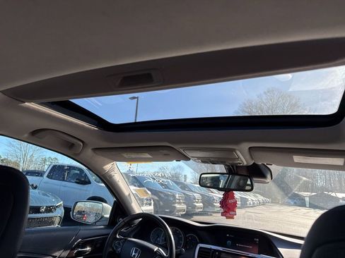 Used 2017 Honda Accord Touring image 13