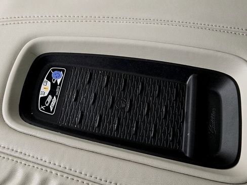 Used 2016 Cadillac Escalade Luxury image 29